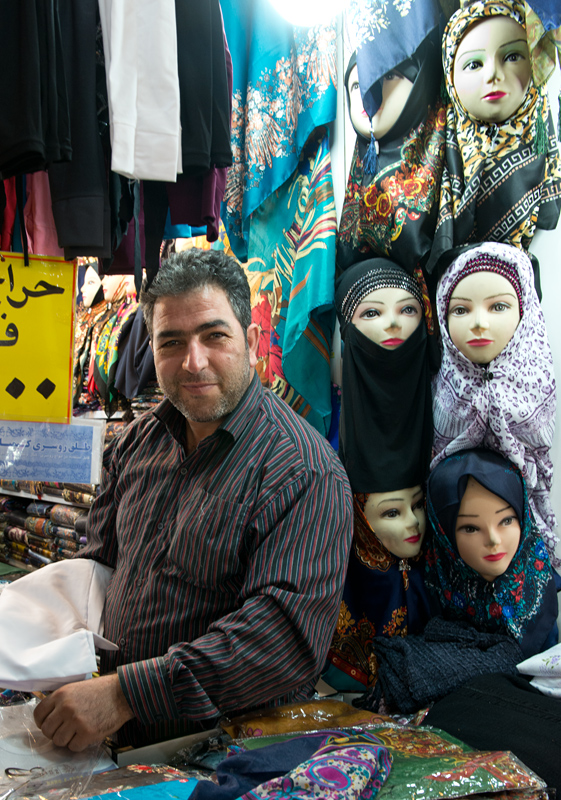 Vendeur de tchador et foulards islamiques, grand bazar, Mashhad, Iran