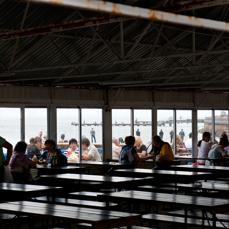 Petits restaurants populaires sur le bord de mer, Vladivostok, kra de Primorie, Russie