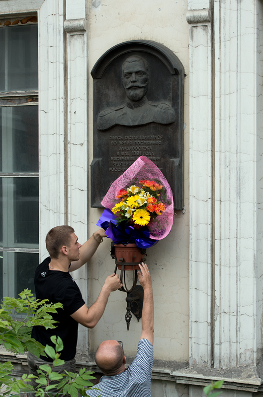 Buste du tsar Nicolas II fleuri  l'occasion de l'anniversaire de sa mort, Vladivostok, kra de Primorie, Russie