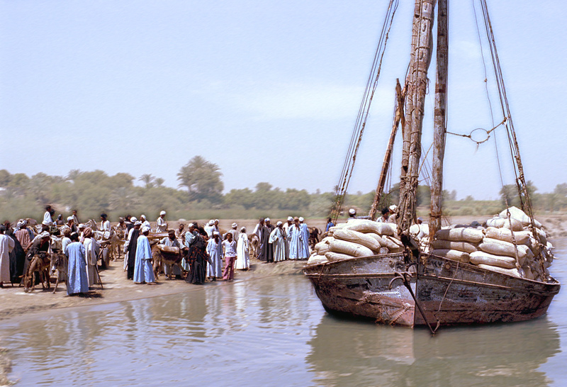 Grande felouque charge de grain sur le Nil, Al Aqaltah, Louxor, Egypte