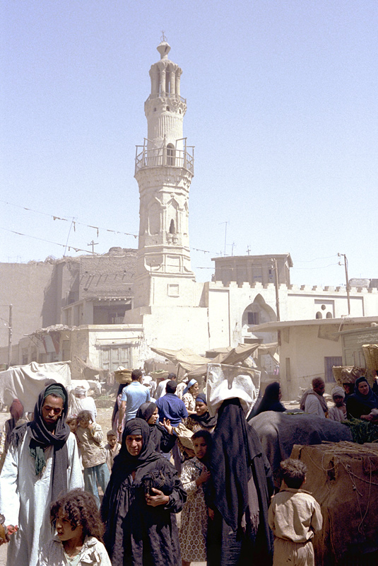 March devant la mosque, Mdinet el-Fayoum, Egypte 