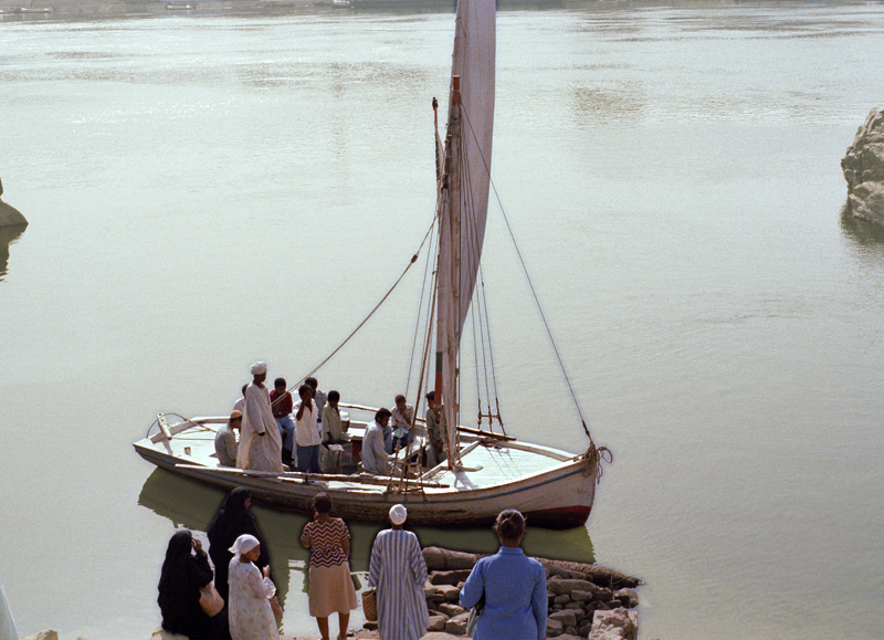 Transport de passagers sur une felouque, Assouan, Egypte