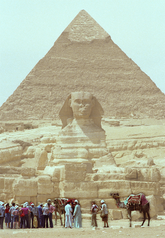 Touristes près du Sphinx avec et de la pyramide de Khépren, Gizeh, Egypte