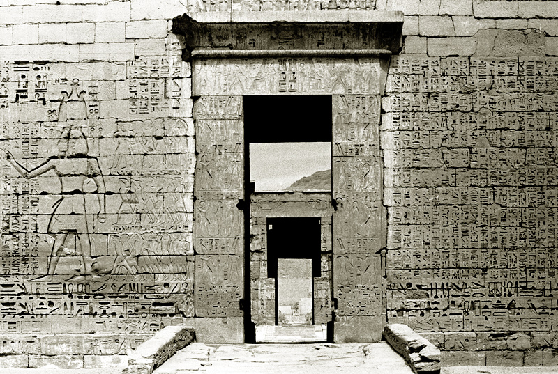 Portes et bas-reliefs, temple de Médinet Habou, Louxor, Egypte
