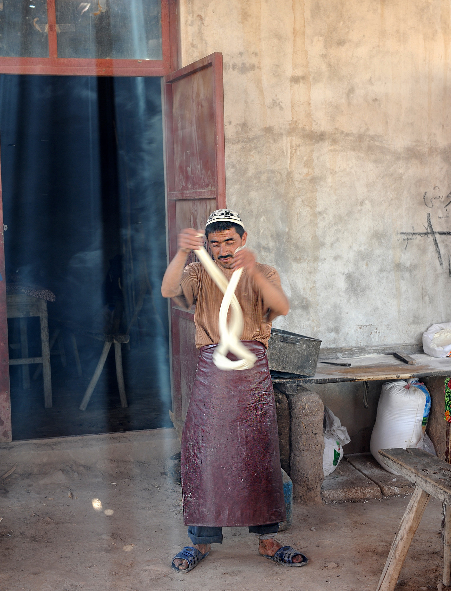 Préparation des nouilles étirées à la main, Kashgar