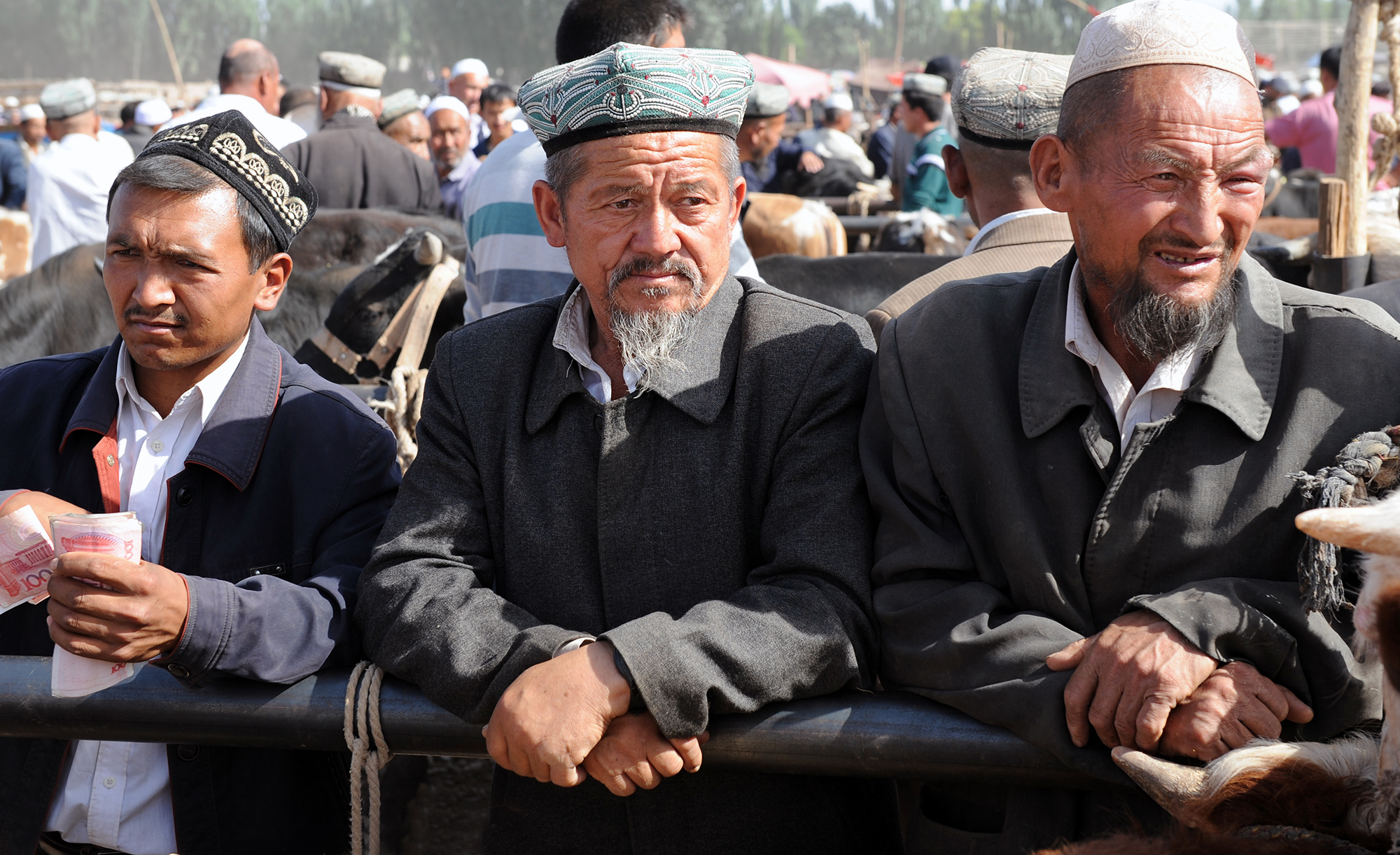 Ouïghours coiffés de la doppa, Kashgar