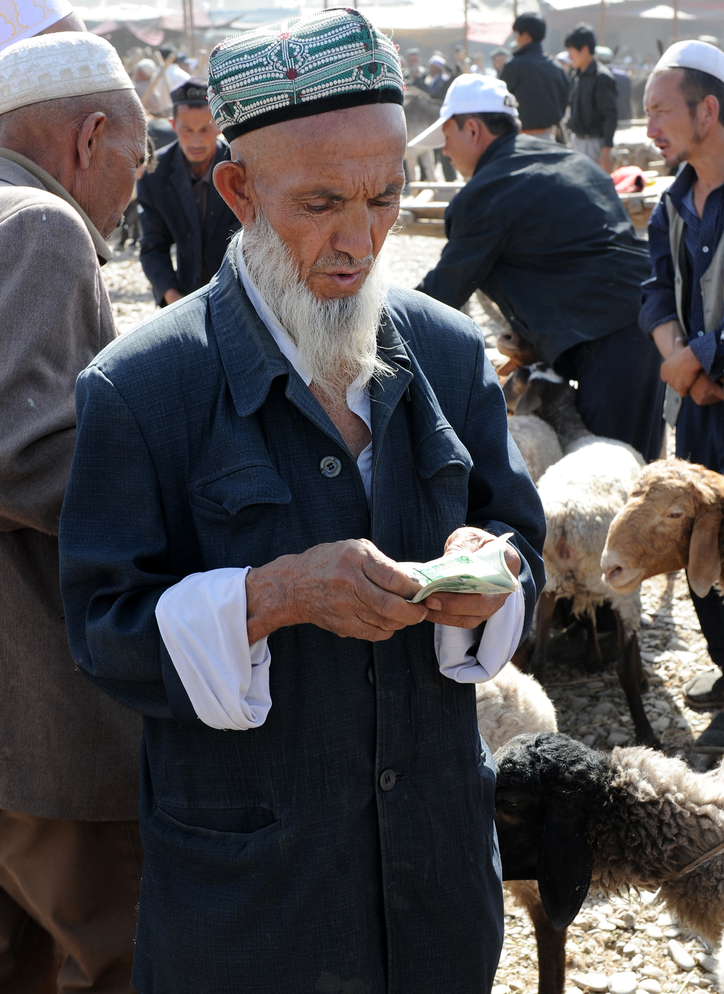 Vendeur satisfait de sa journée, Kashgar