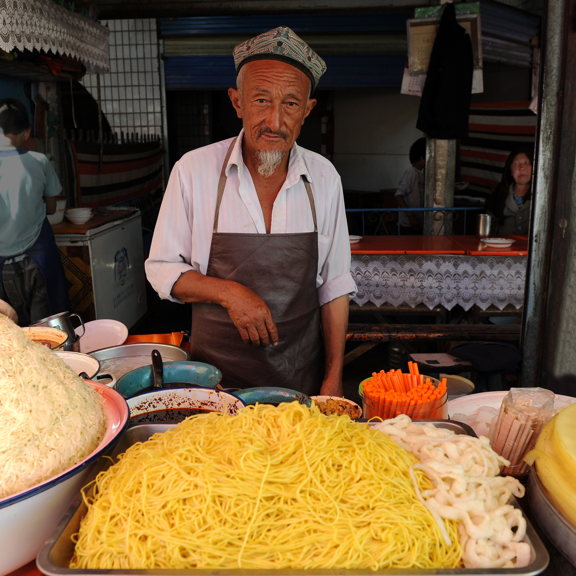 Restaurateur servant des nouilles, Kashgar