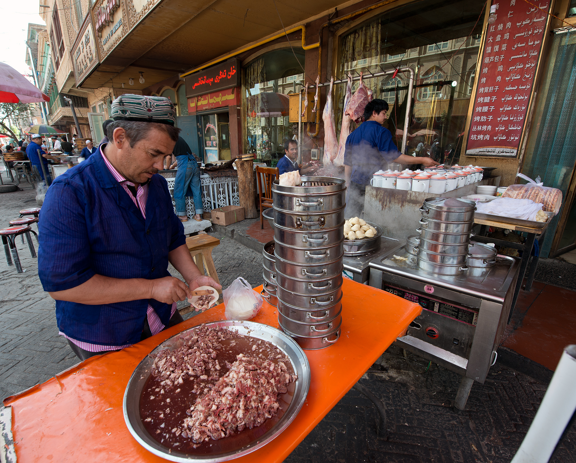 Préparation des raviolis à la viande d'agneau, Kashgar
