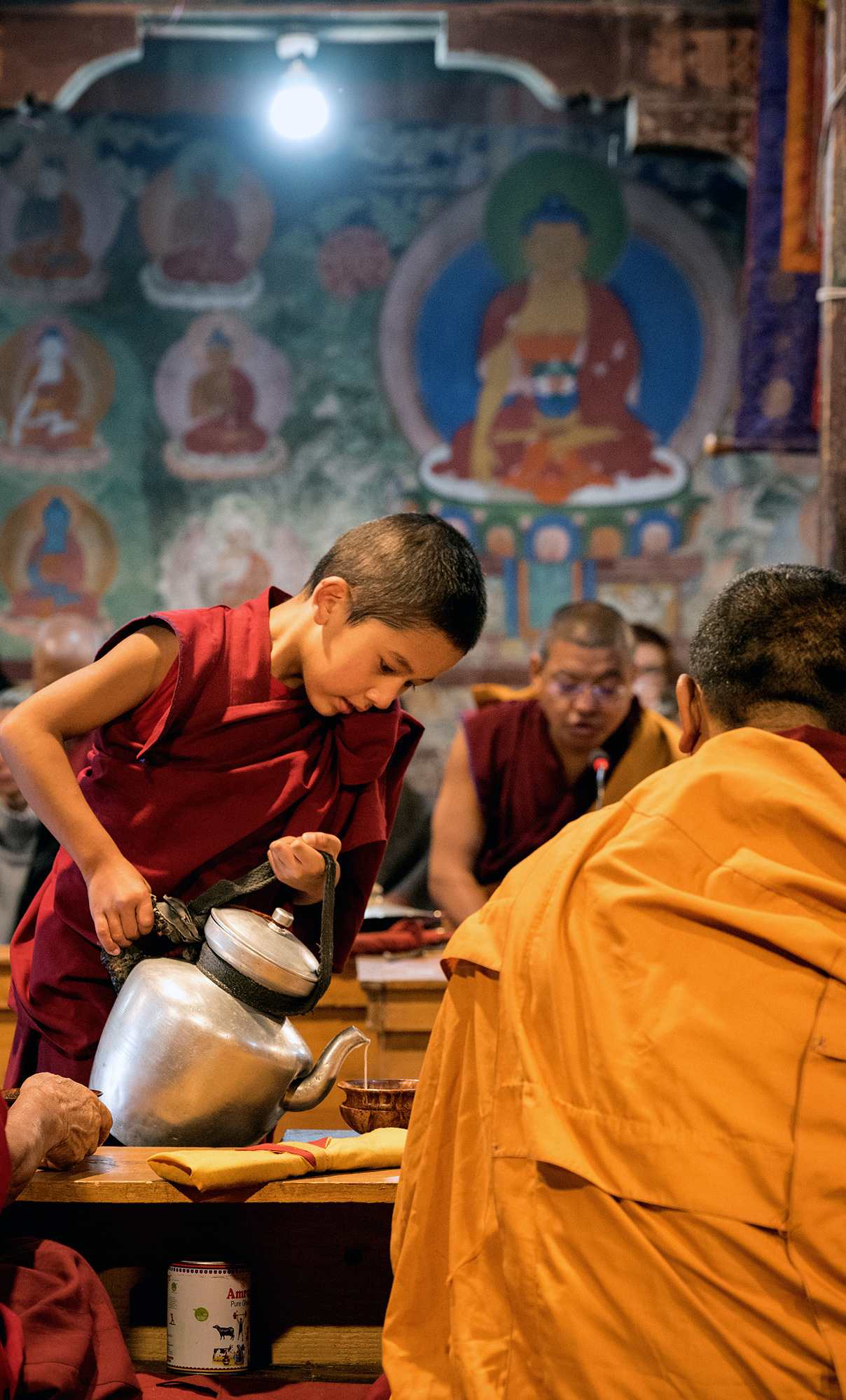 Au monastère Thiksey: jeune moine servant le thé au beurre