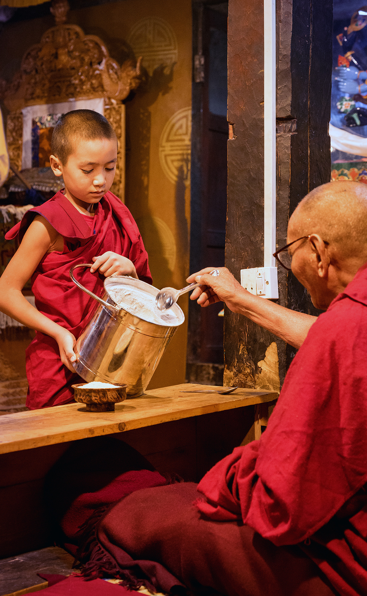 Au monastère Thiksey: jeune moine servant la farine d'orge grillée