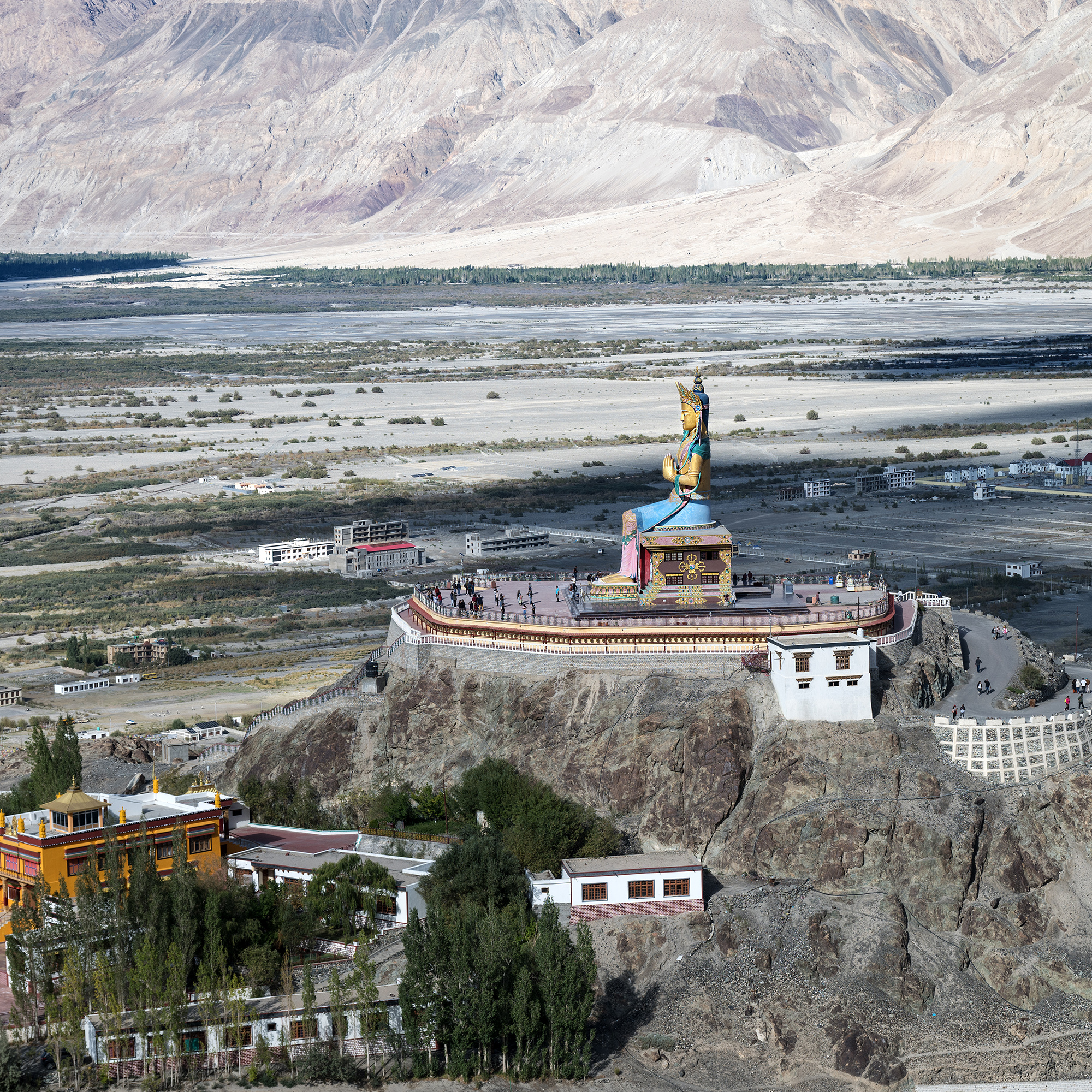 La statue de Bouddha Maîtreya au pied du monastère de Diskit, Ladakh