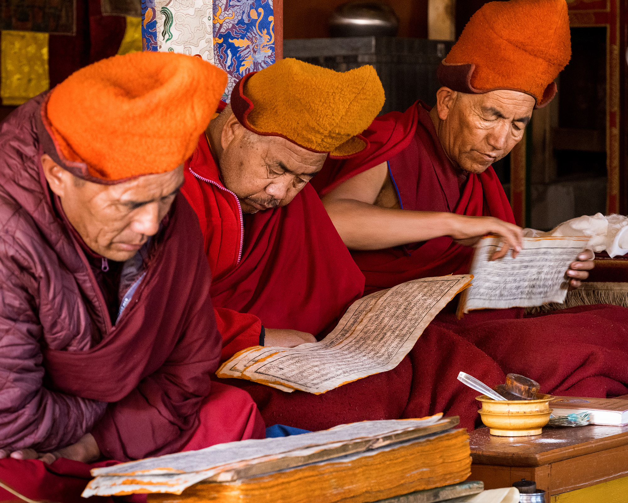 Prière au monastère Stongdey, vallée du Zanskar