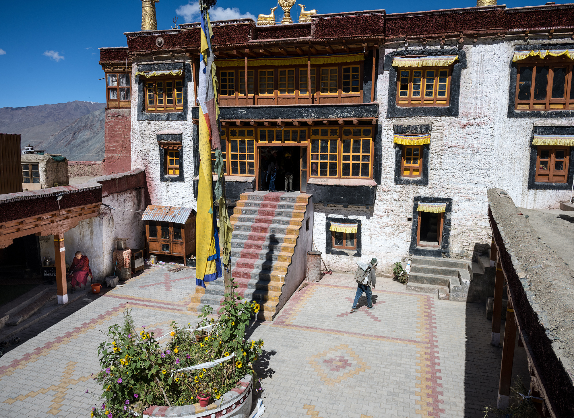 La cour intérieure du monastère Stongdey, vallée du Zanskar