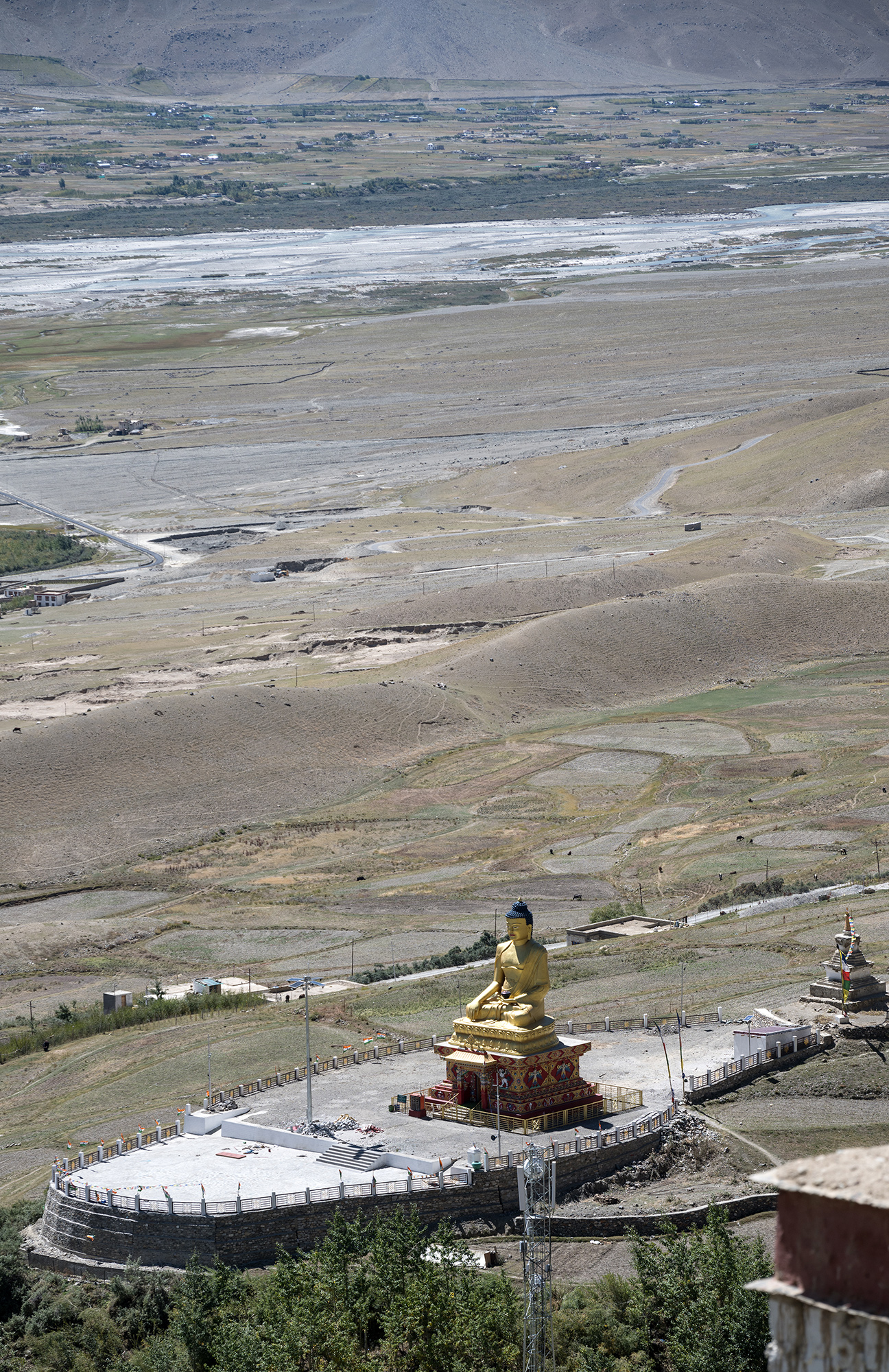 Le grand Bouddha au pied du monastère de Karsha, vallée du Zanskar