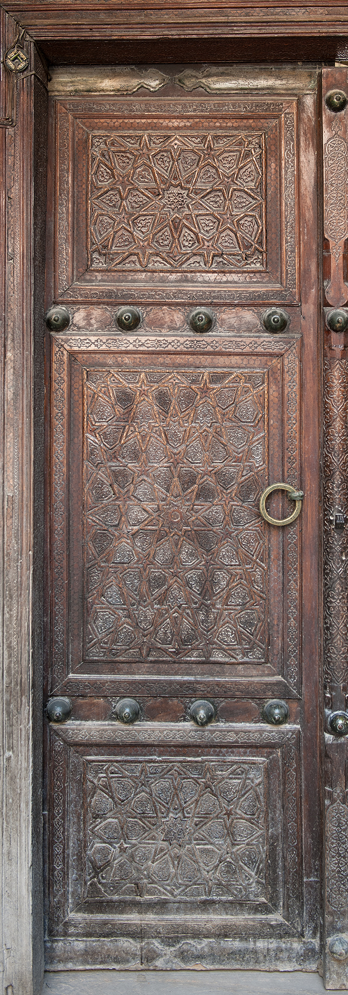 Entrée et battant de porte ouvragé de la madrassa Alim khan, Boukhara.