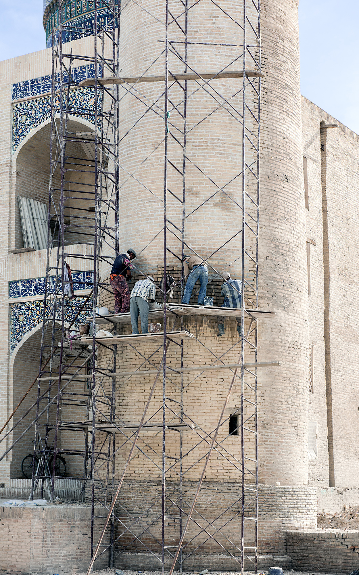 Entretien d'une tourelle d'angle sur la madrassa Mir-i Arab, Boukhara.