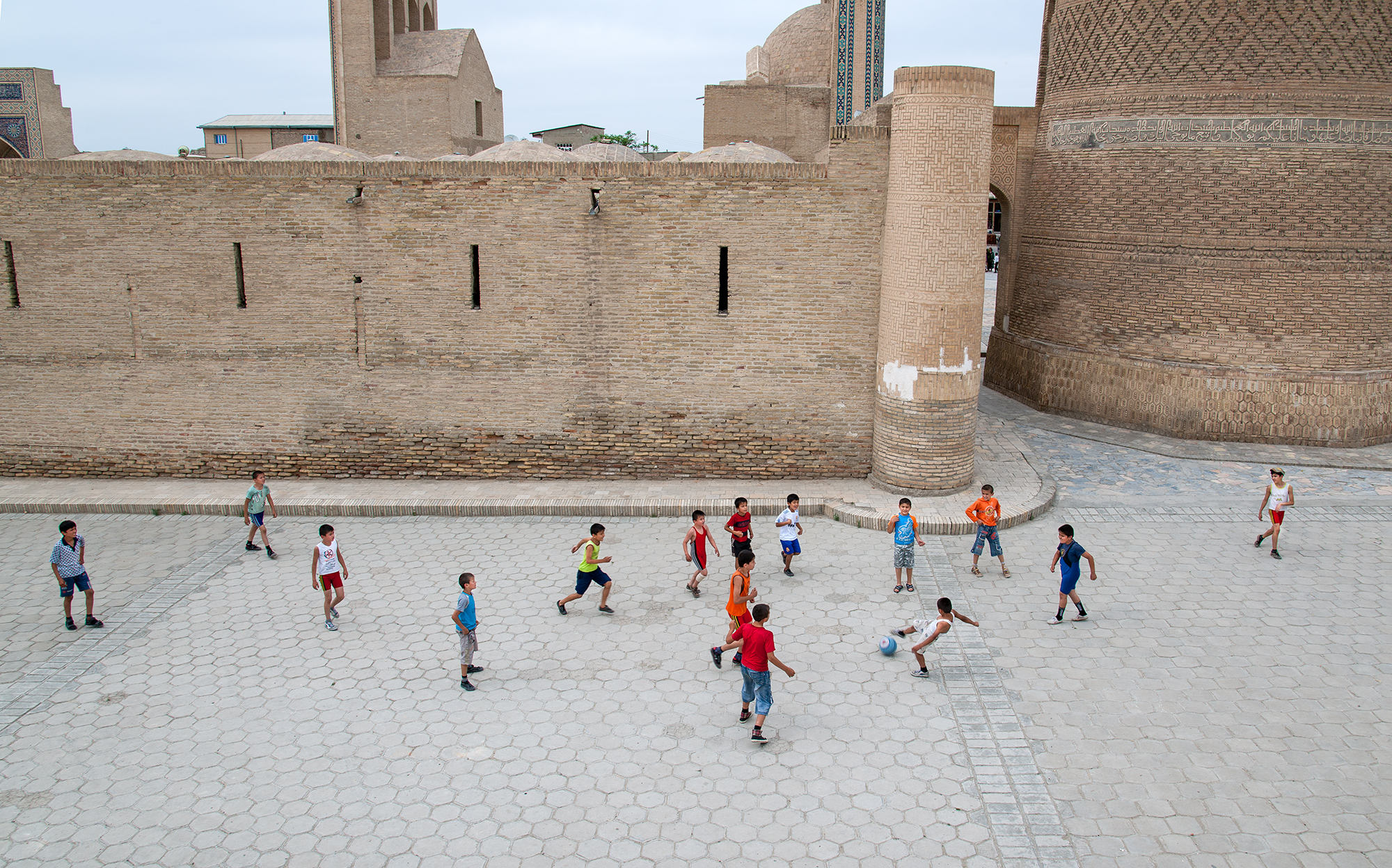 Jeux d'enfants près du minaret et de la mosquée Kalyan, Boukhara.