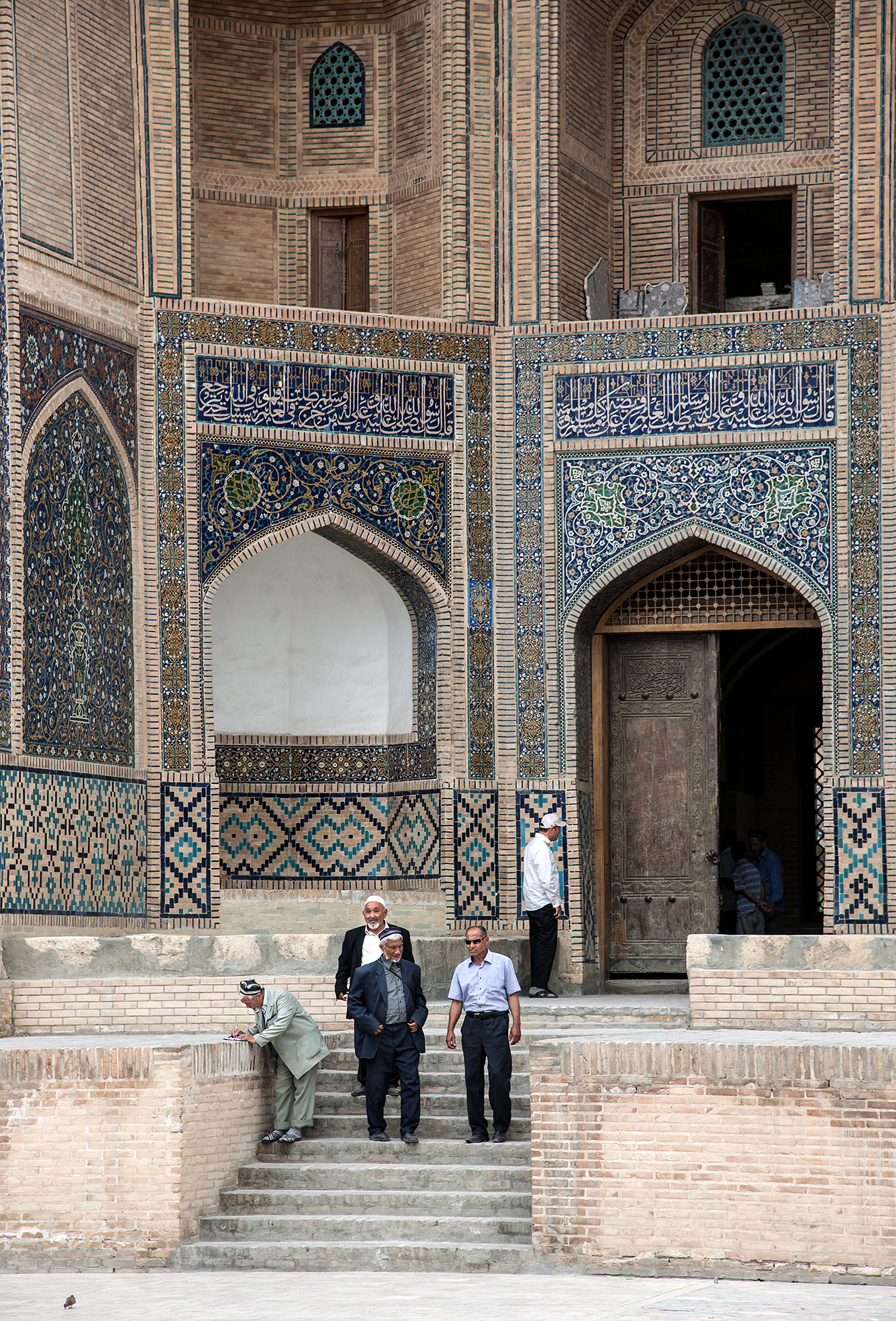 L'entrée et les escaliers de la madrassa Mir-i Arab, Boukhara.