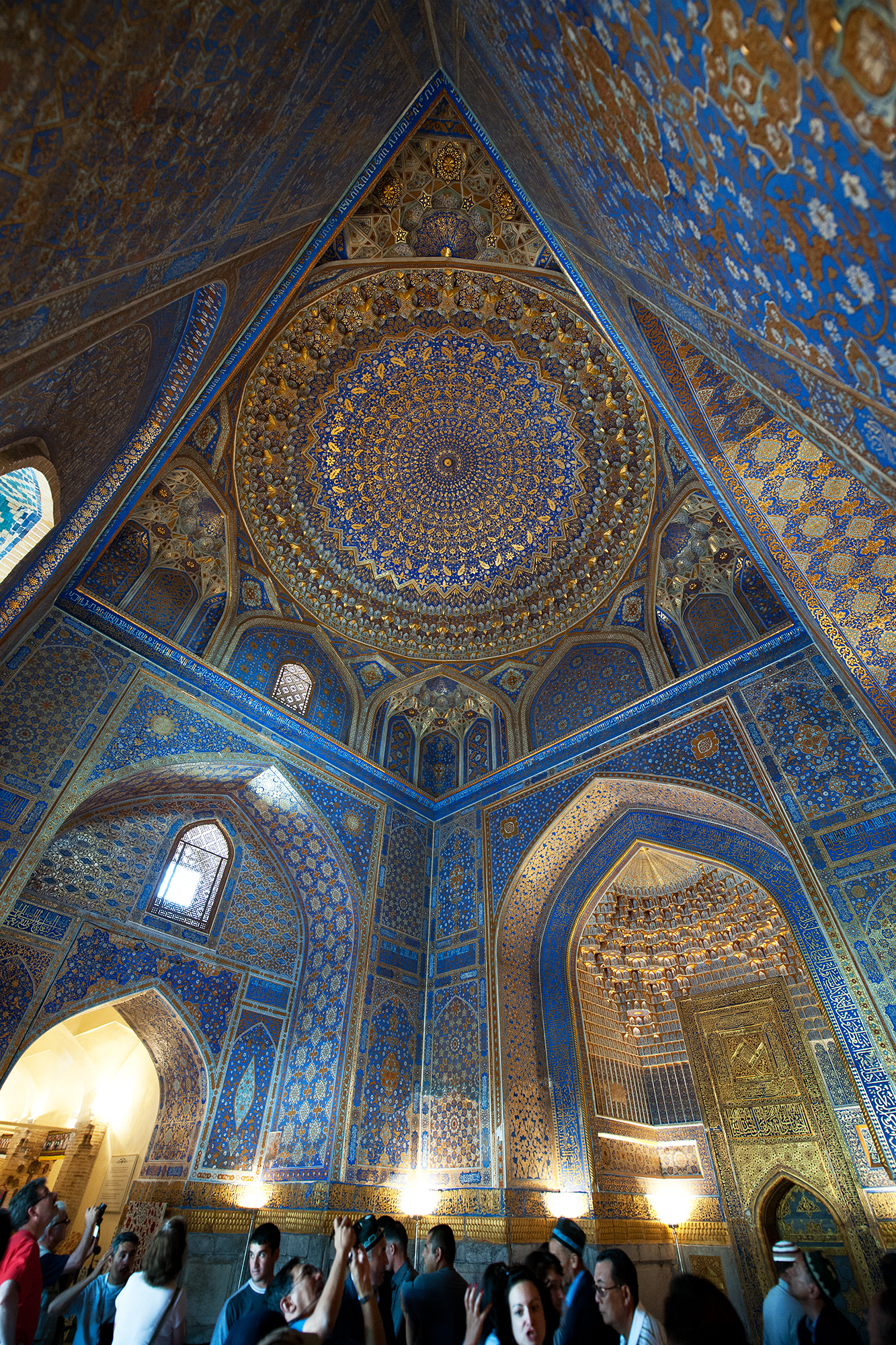 Intérieur du dôme de la madrassa Tilla-Qari. Le Régistan, Samarcande.