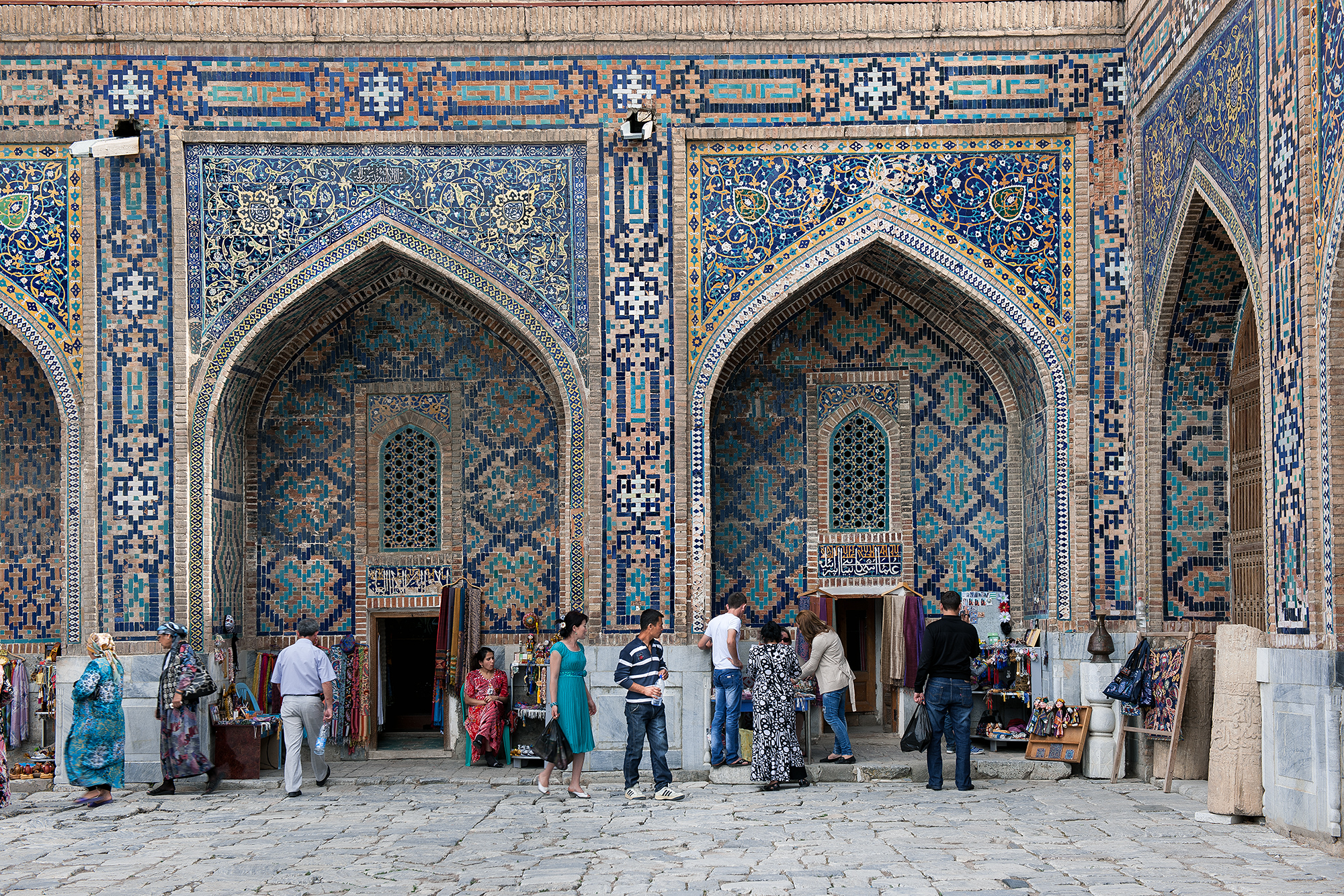 Vendeurs de souvenirs, madrassa Tilla-Qari, Le Régistan, Samarcande.