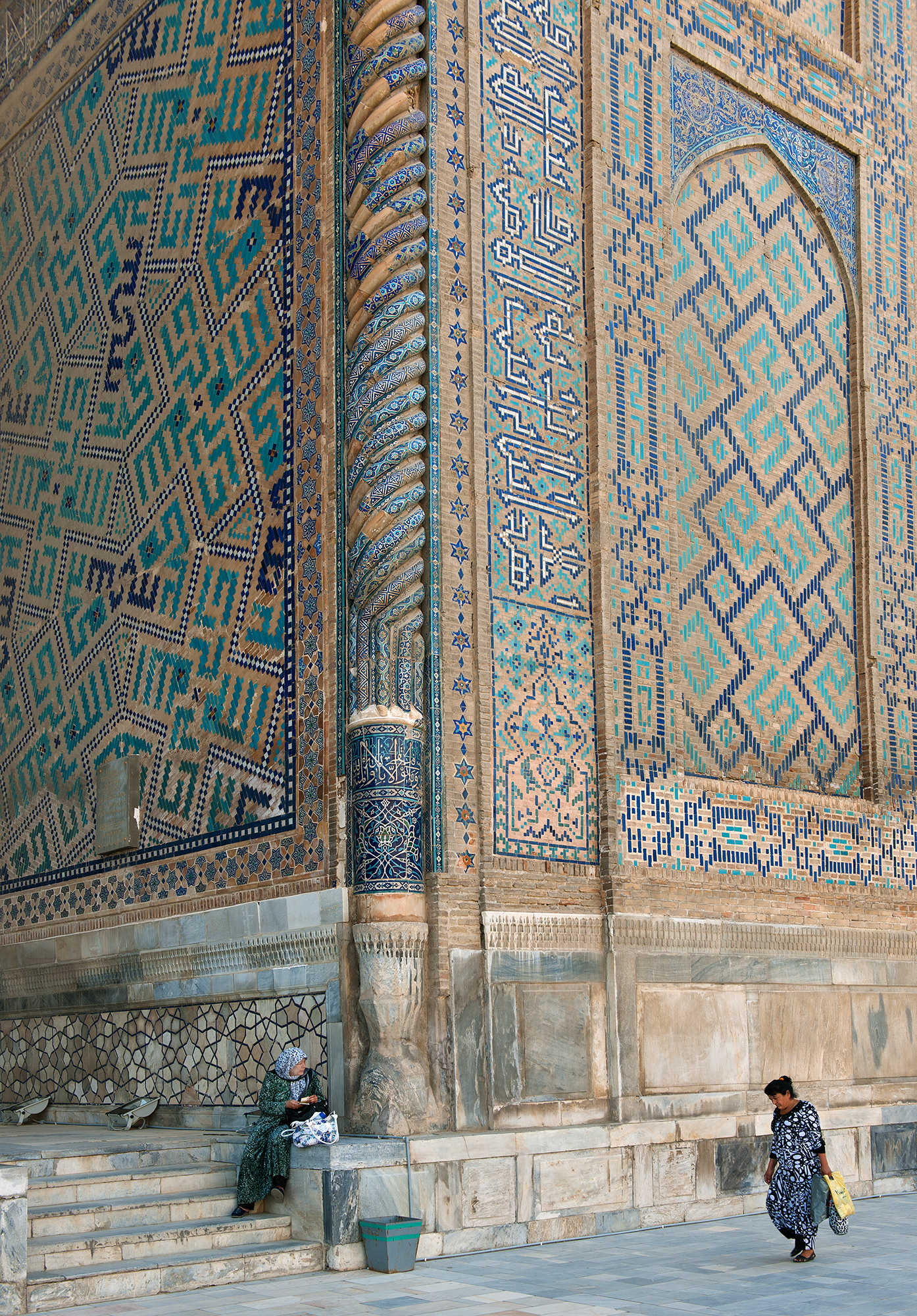Calligraphie et décorations de la madrassa Ulugh Beg. Le Régistan, Samarcande.