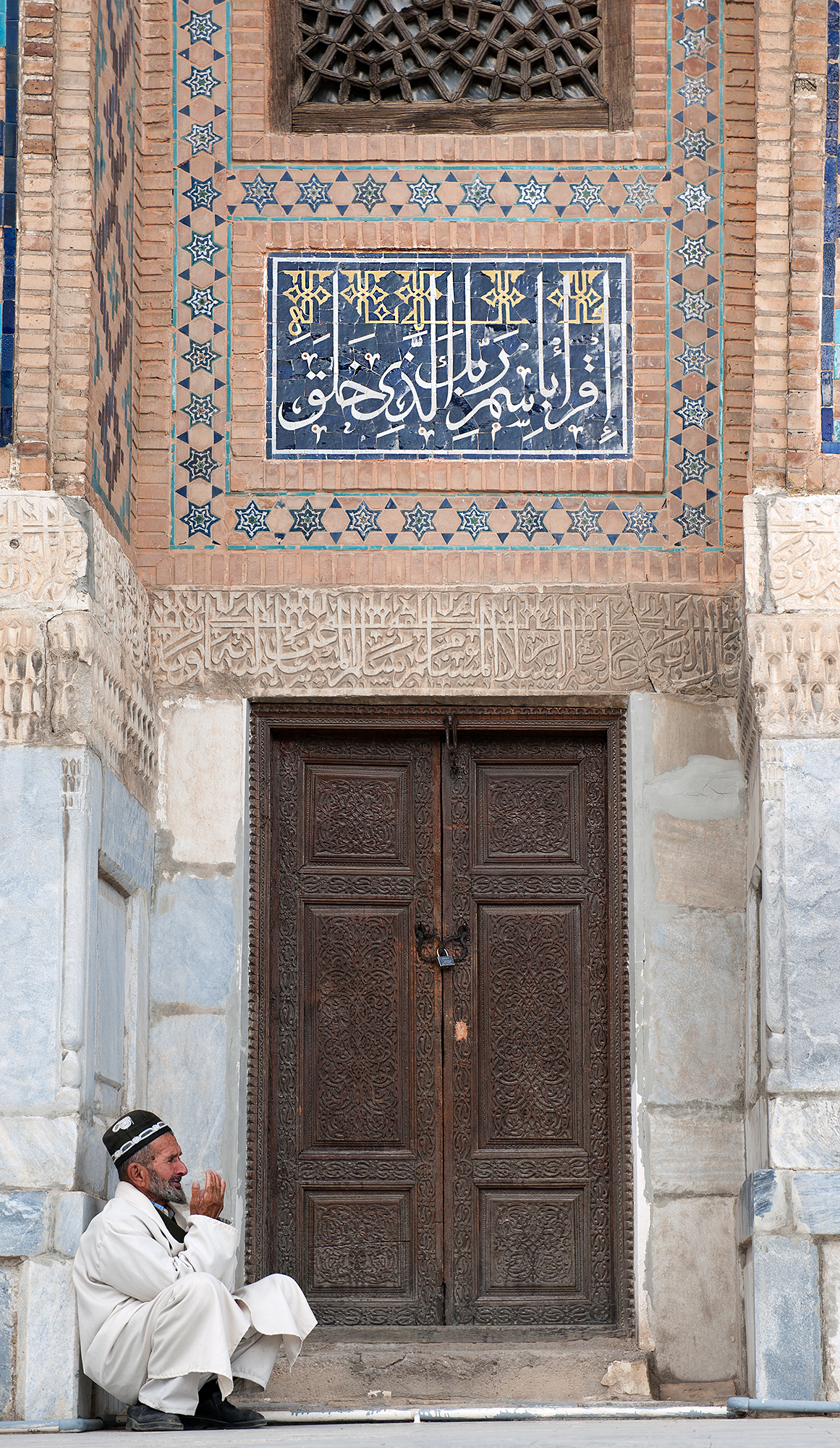 Prière devant la madrassa Cher-Dor. Le Régistan, Samarcande.
