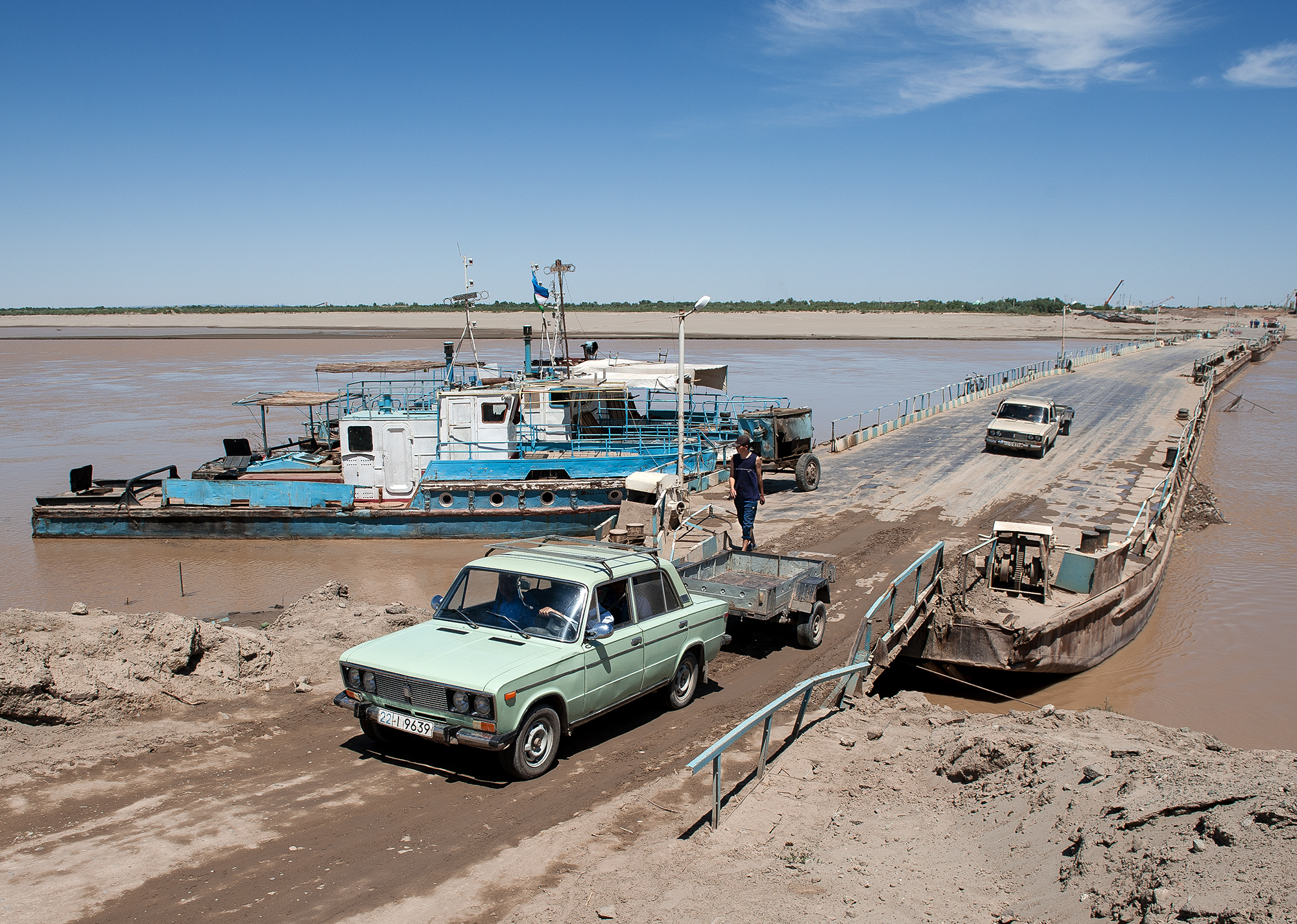 Pont flottant sur l'Amou-Daria en 2011, république du Karakalpakstan.