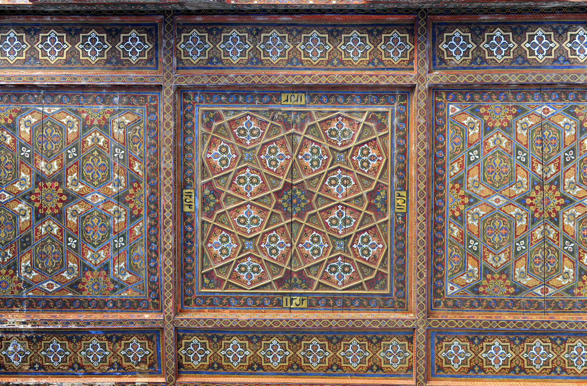 Plafond richement décoré de la cour de réception de la forteresse Kunha Ark. Itchan Kala, Khiva