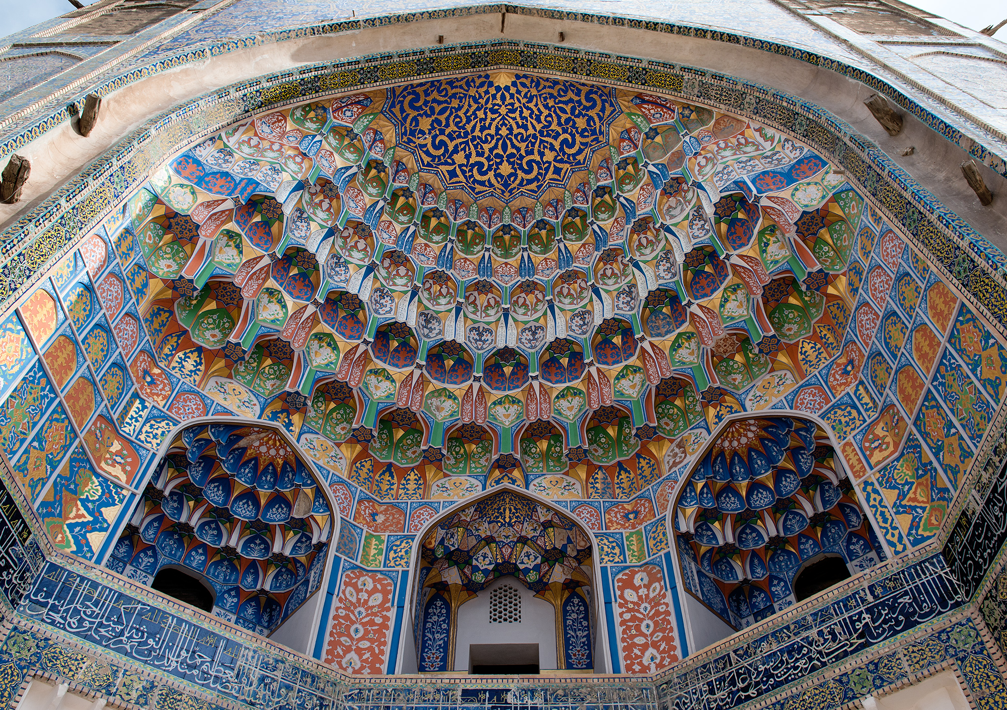 L'iwan orné de muqarnas de la madrassa Abdoullaziz-Khan, Boukhara.
