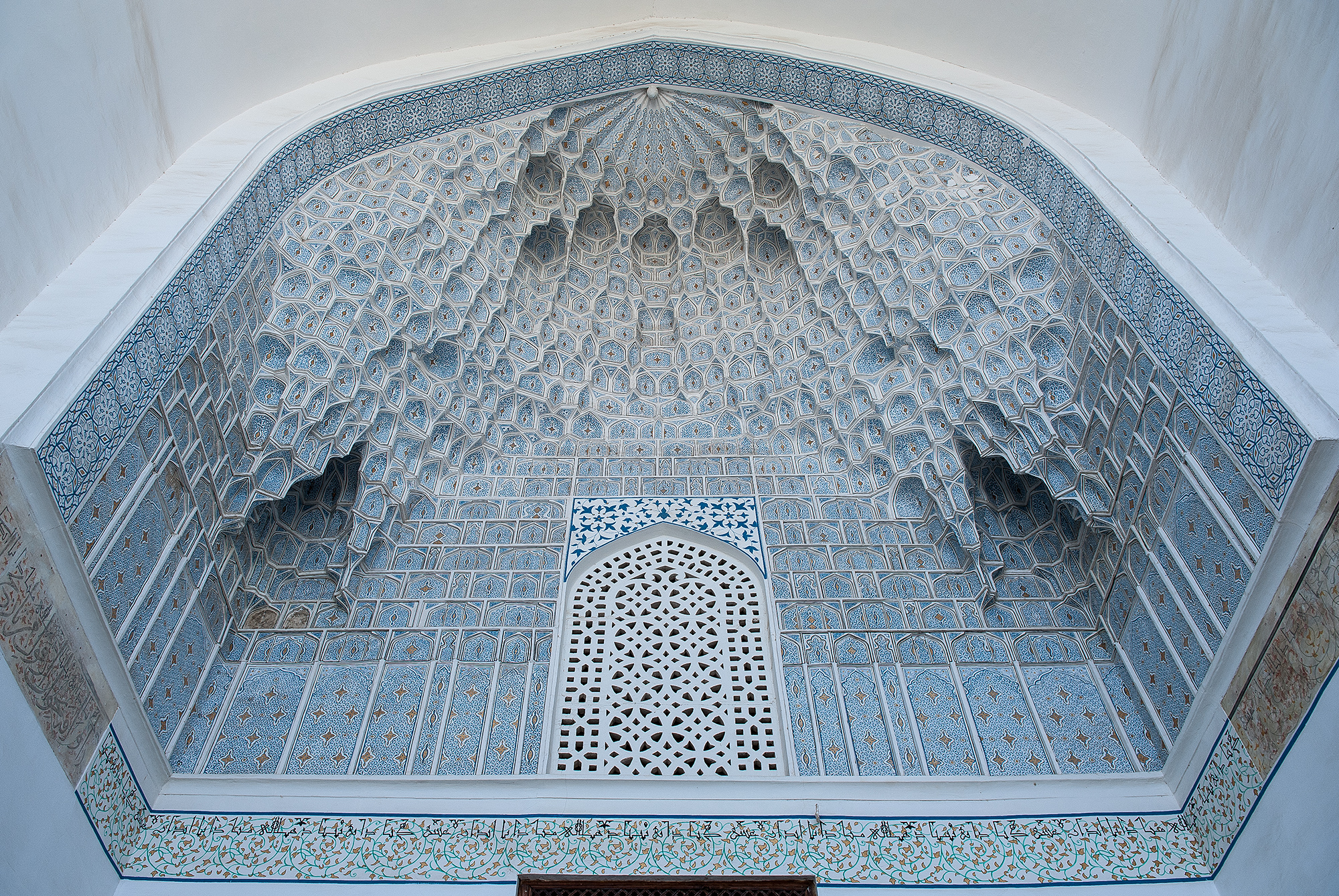 L'iwan décoré tout en finesse de muqarnas de l'entrée du mausolée Gour Emir, Samarcande.