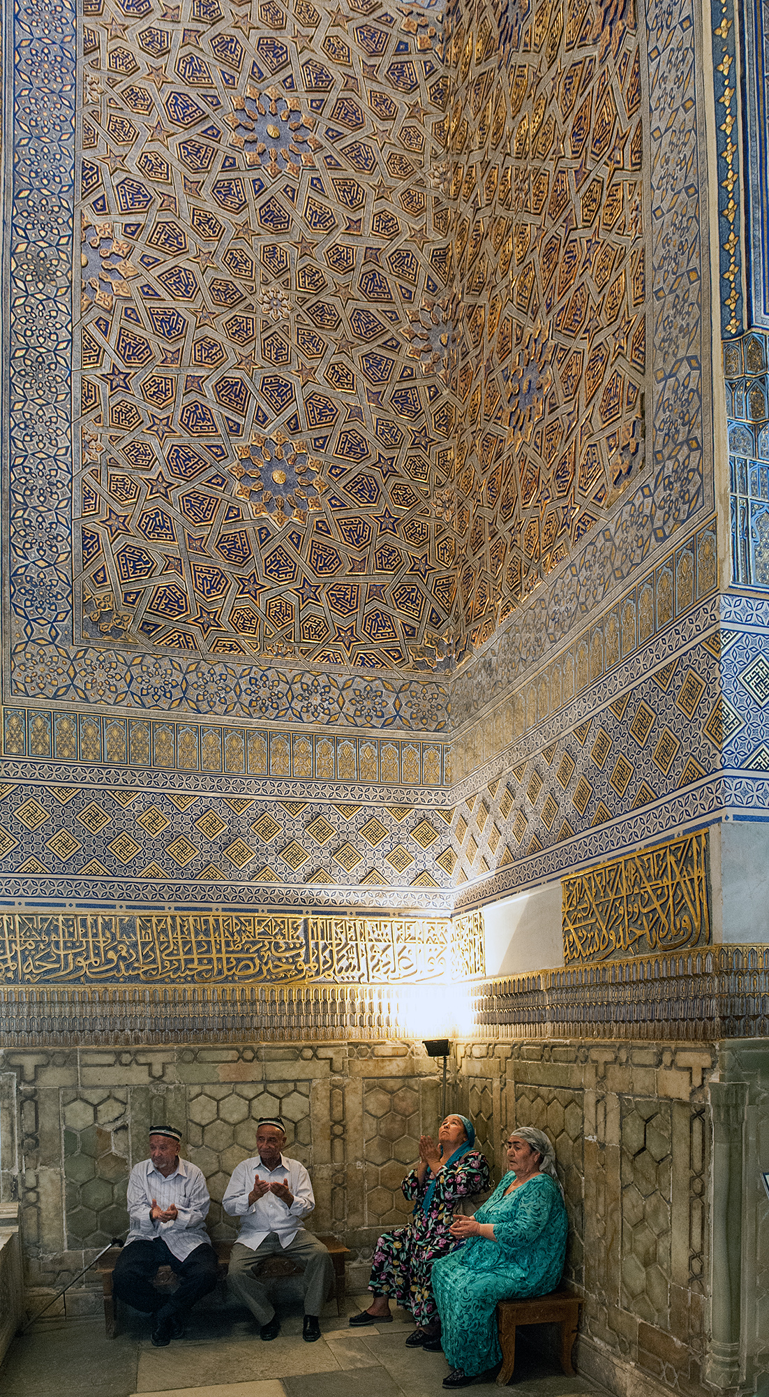 Prières au mausolée Gour Emir, Samarcande.