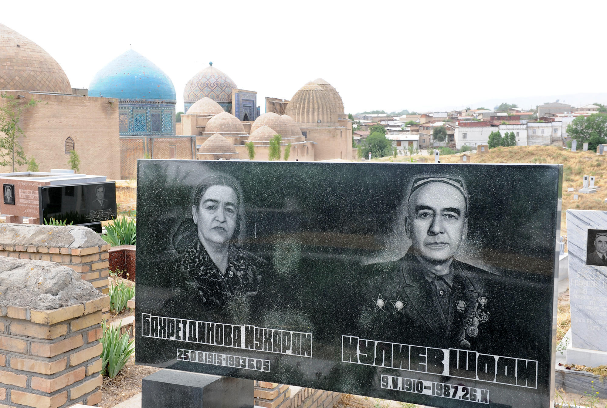 Cimetière moderne, nécropole Shah-i-Zinda, Samarcande.