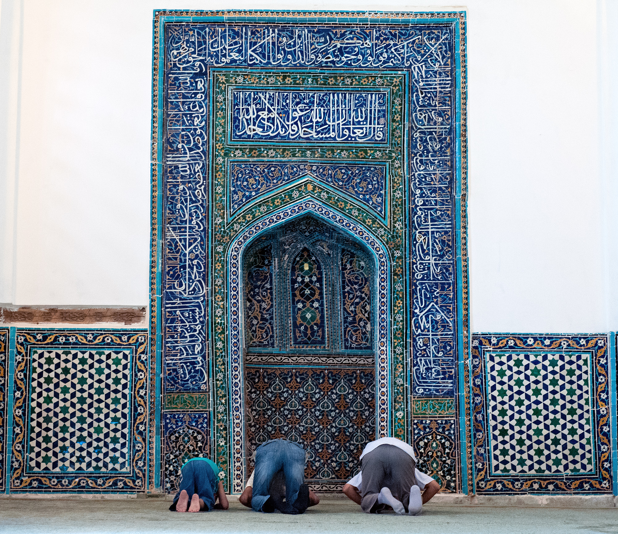 Prières à la mosquée Tuman Aka, nécropole Shah-i-Zinda, Samarcande.