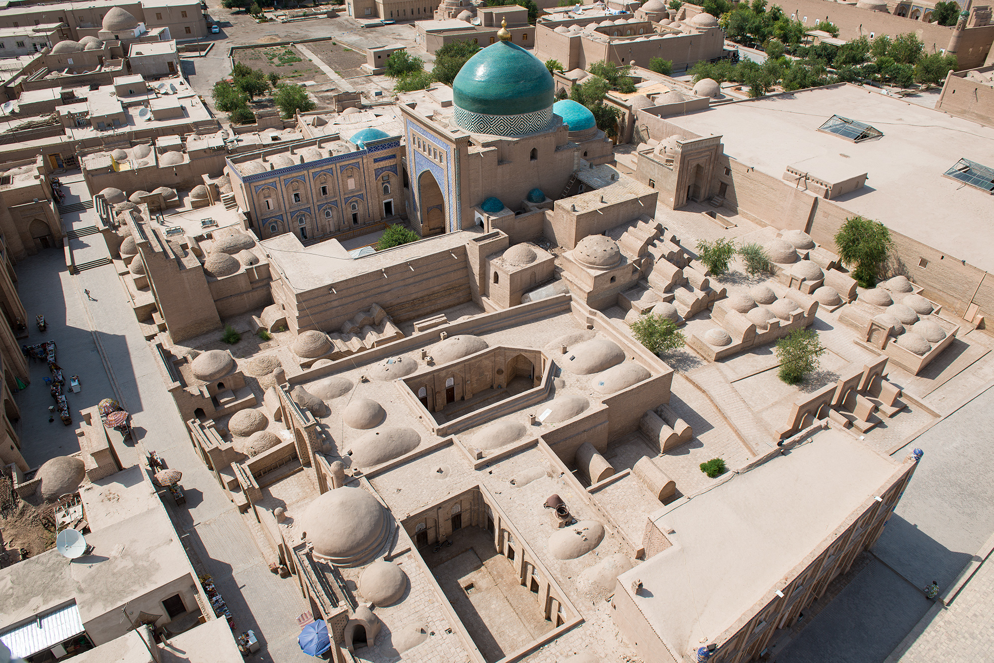 Le mausolée de Pahlavan Mahmoud, la madrassa Mazar-i-Sharif et la mosquée de Juma vus depuis le sommet du minaret Islam Khodja.
Itchan Kala, Khiva.