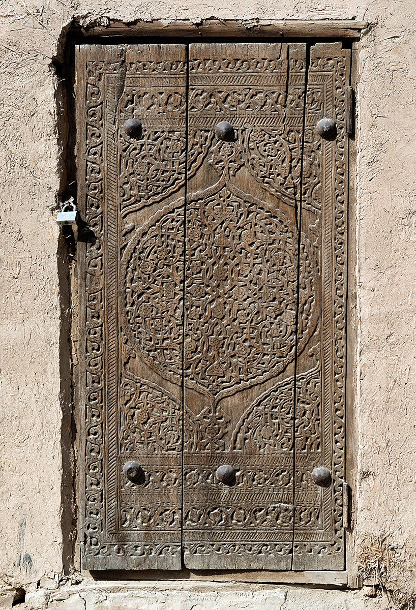 Belle porte ouvragée en bois. Itchan Kala, Khiva.