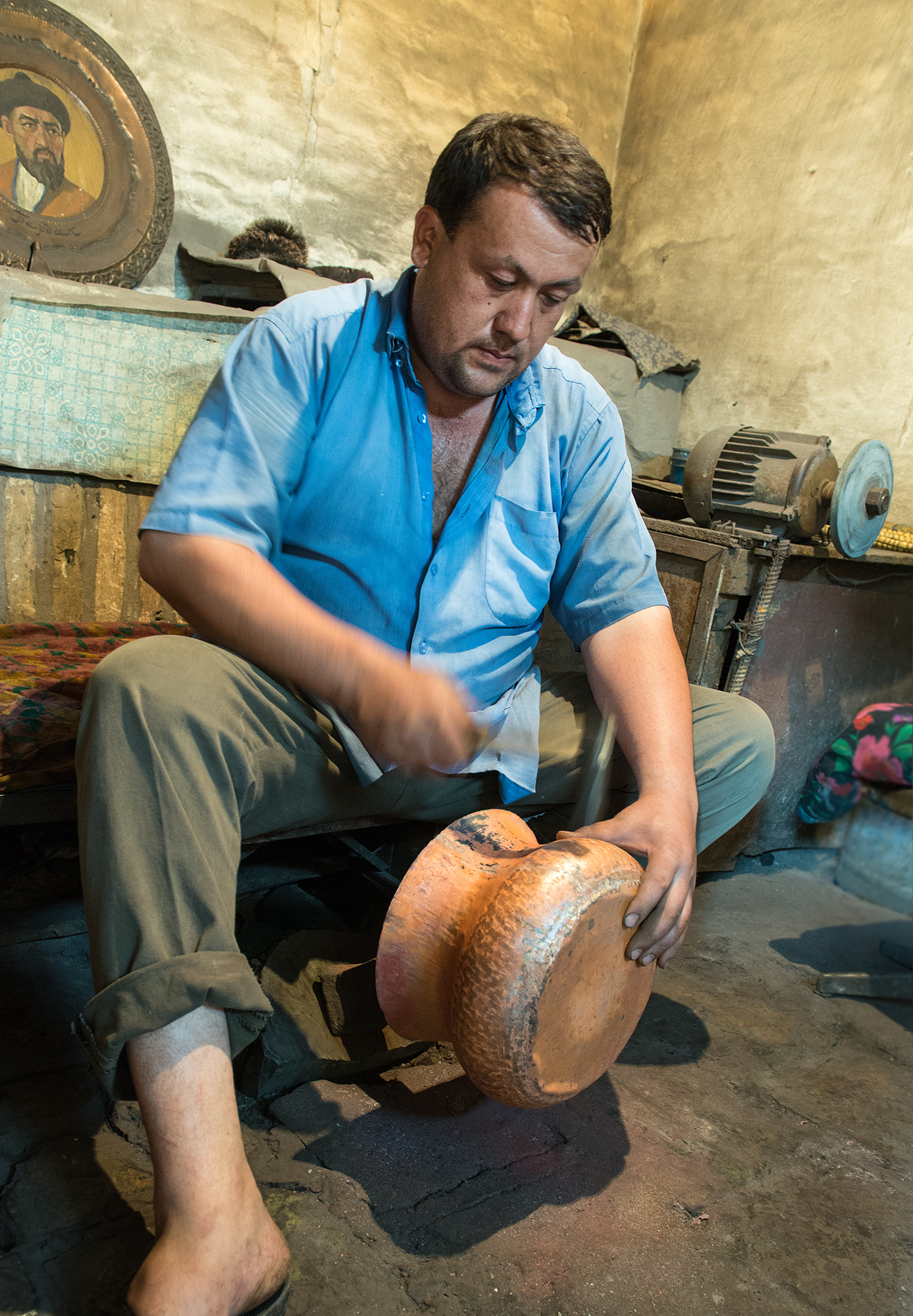 Artisan chaudronnier au marché Allakuli-Khan. Itchan Kala, Khiva.