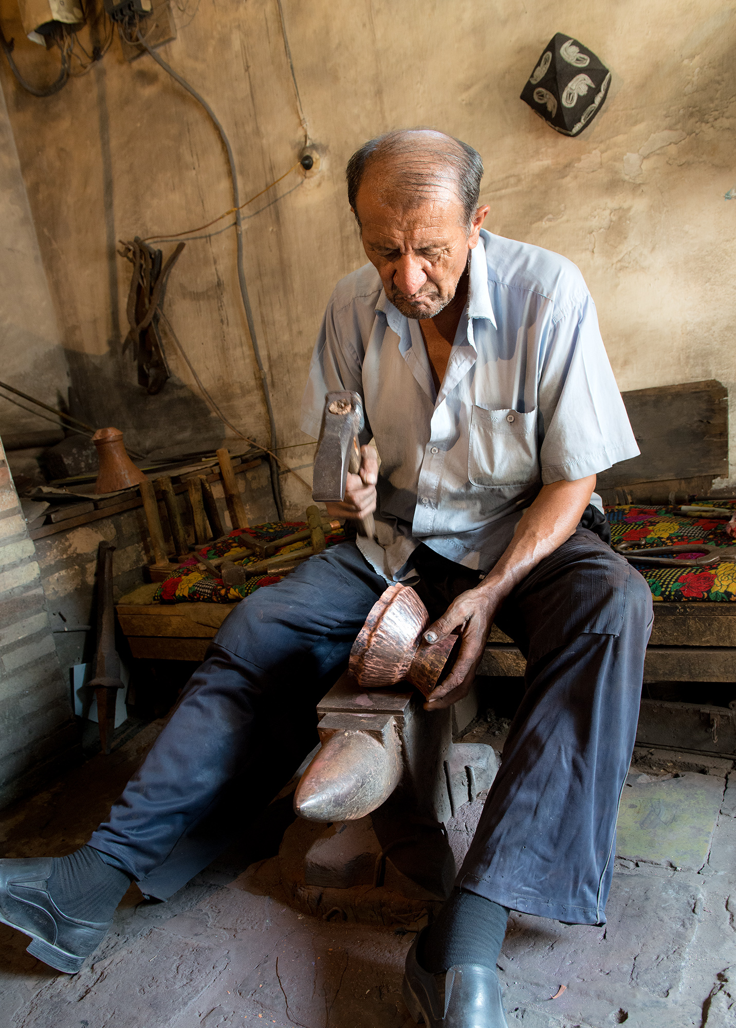 Artisan chaudronnier au marché Allakuli-Khan. Itchan Kala, Khiva.