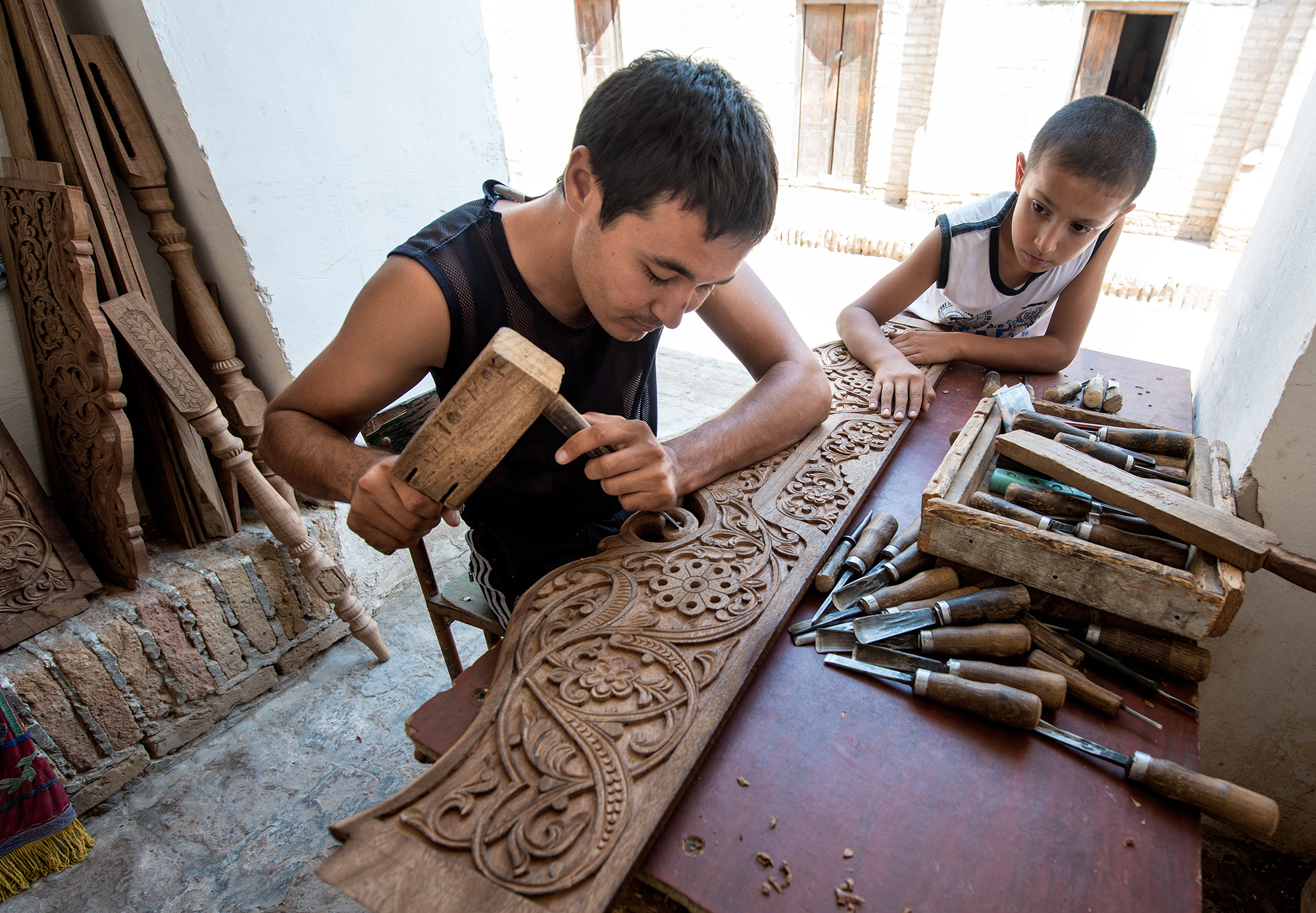 Artisan sculpteur sur bois. Itchan Kala, Khiva.