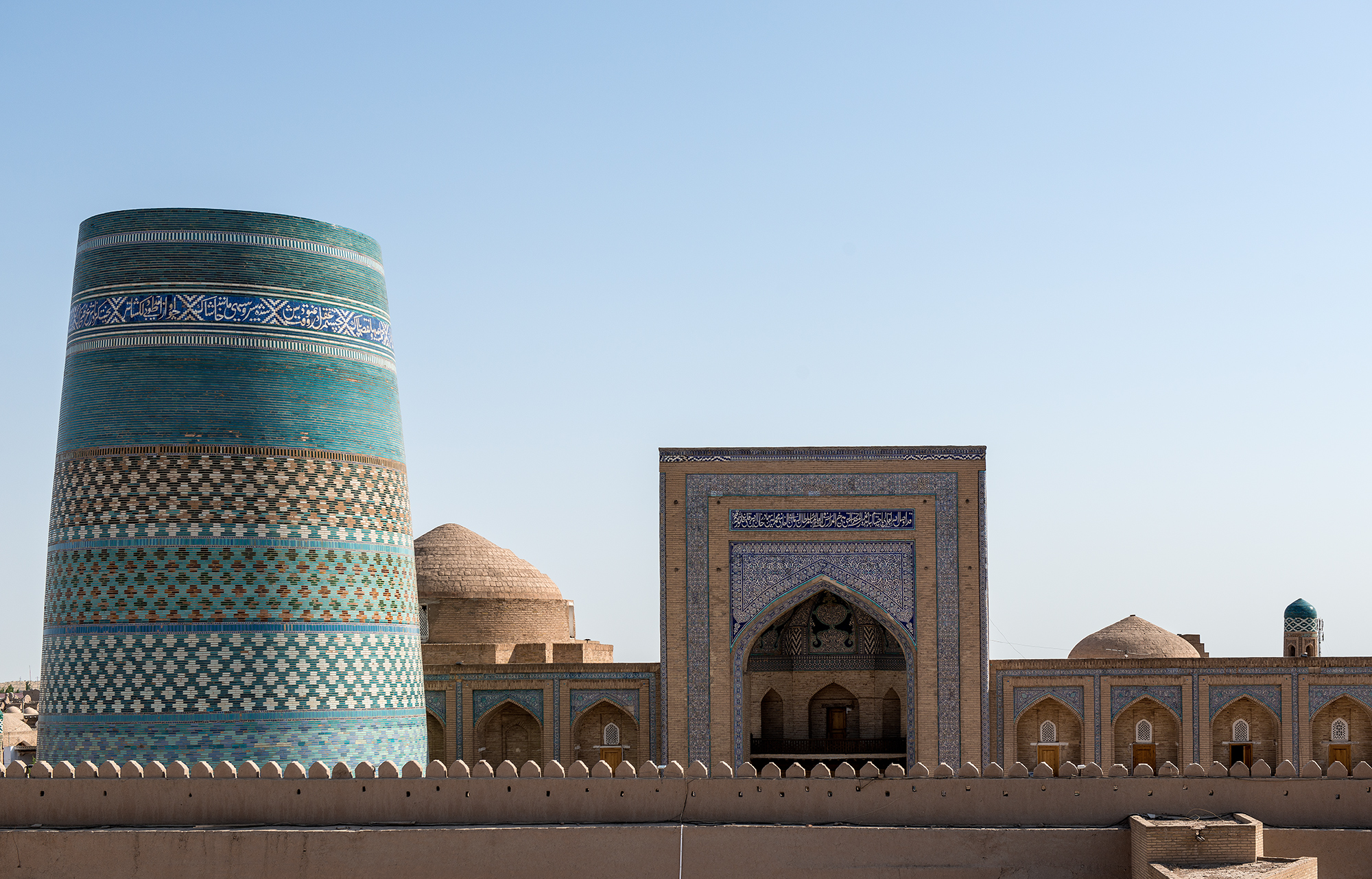 Le minaret tronqué Kalta Minor et la madrassa Mohammed Amin Khan. Itchan Kala, Khiva.