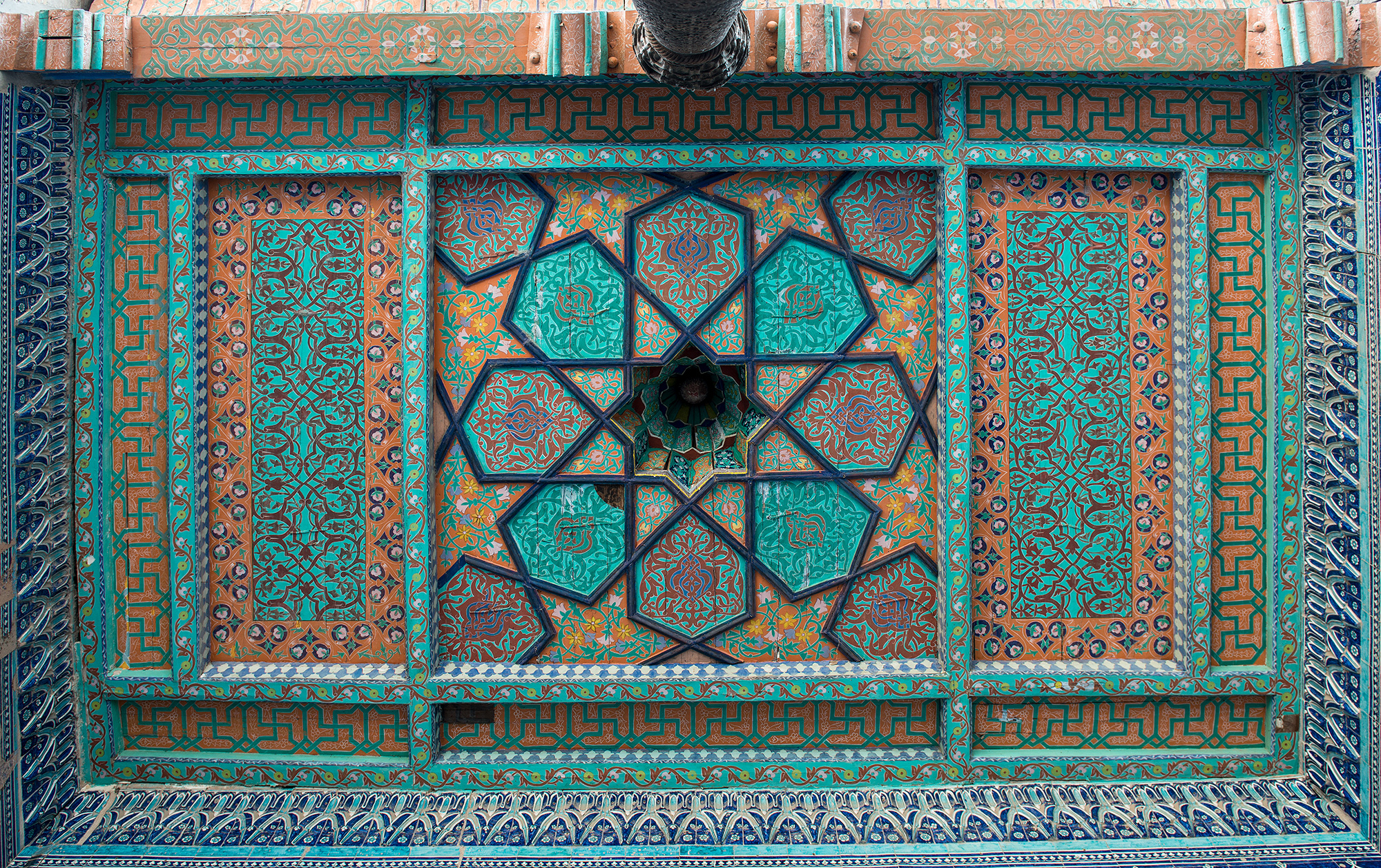 Plafonds richement décorés d'une loge du harem du palais Tach Khaouli. Itchan Kala, Khiva.