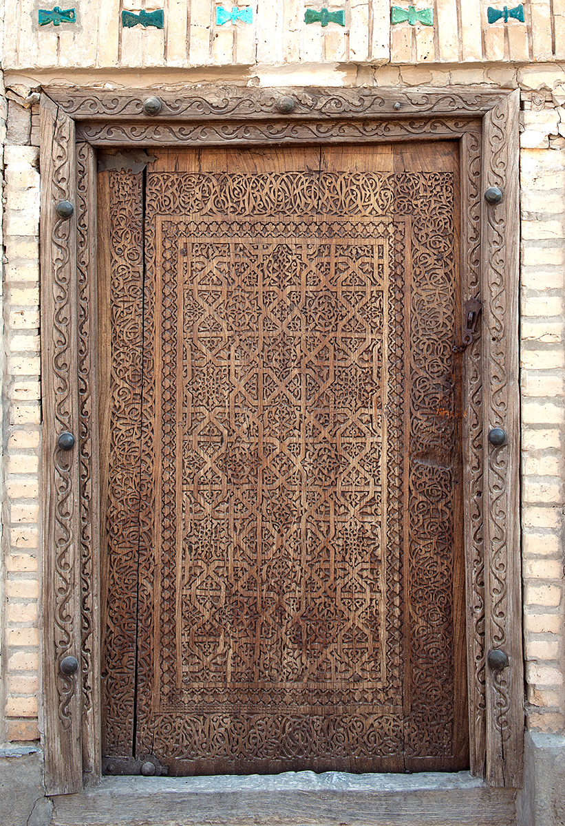 Belle porte ouvragée en bois. Itchan Kala, Khiva.