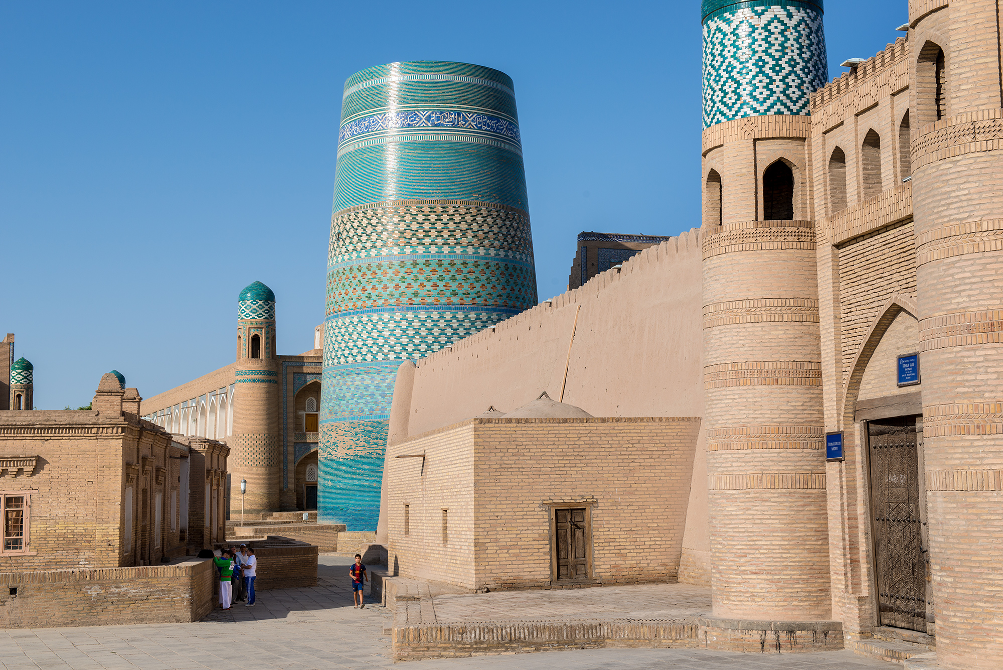 Le minaret tronqué Kalta Minor et l'entrée de la citadelle Kunya Ark. Itchan Kala, Khiva.