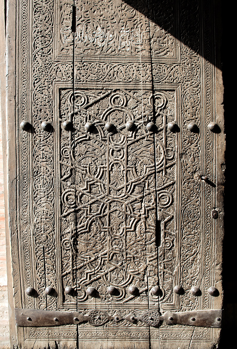 Belle porte ouvragée en bois. Itchan Kala, Khiva.