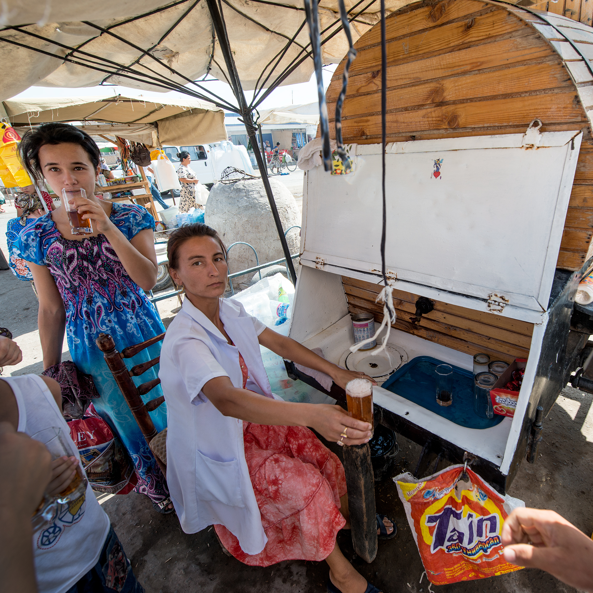 Vendeuse de Kwas au grand marché de la porte de l'Est, Itchan Kala, Khiva