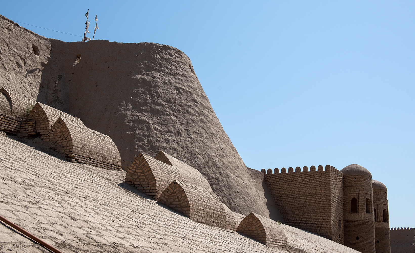 Tombes en briques de terre cuite sur la muraille près de la porte Tach Darvoza, Itchan Kala, Khiva.