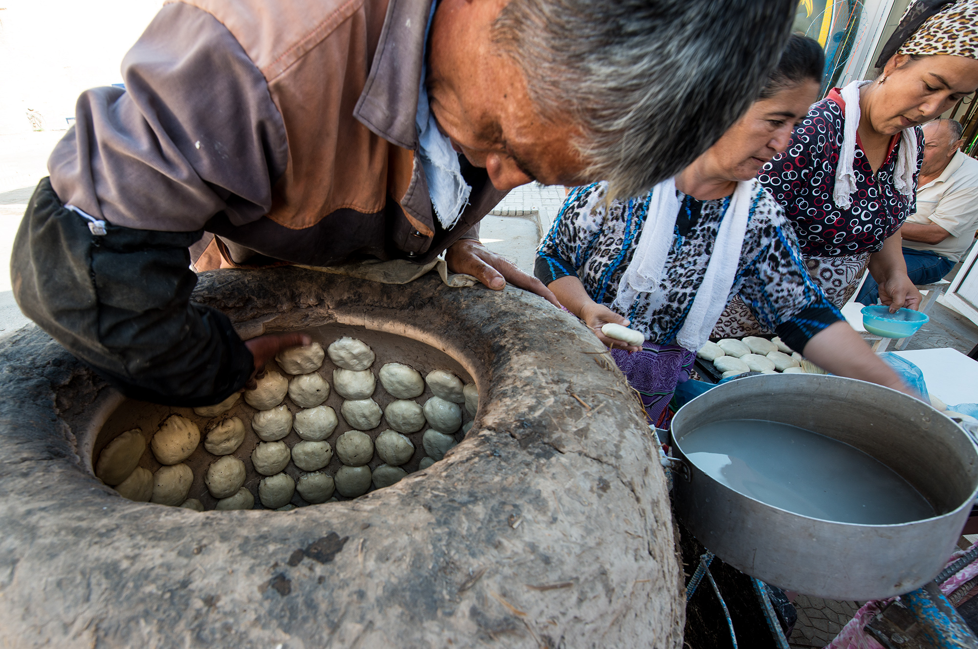 Cuisson des somsas dans un tandoor, Khiva.