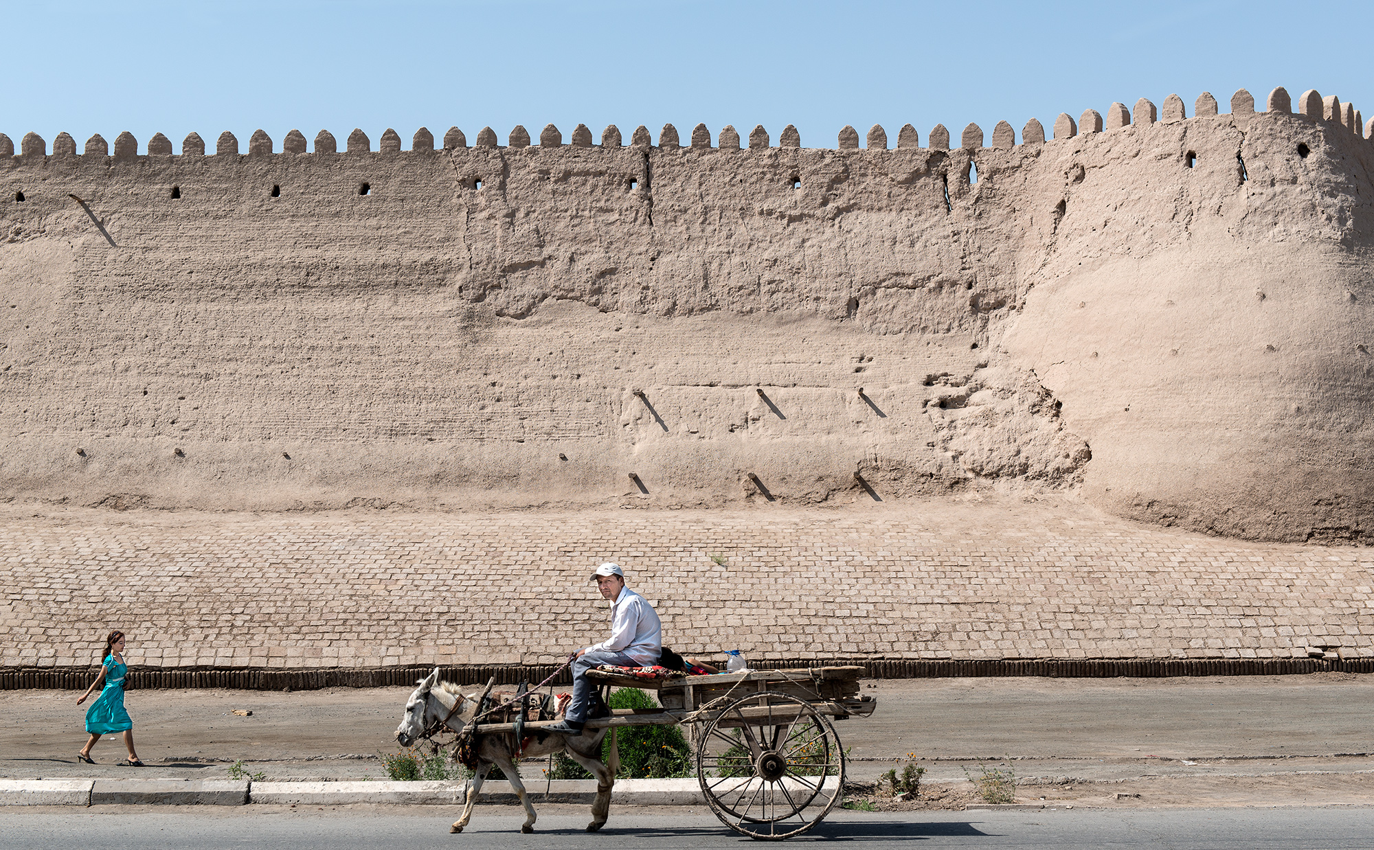 Devant les murs extérieurs nord d'Itchan Kala, Khiva.
