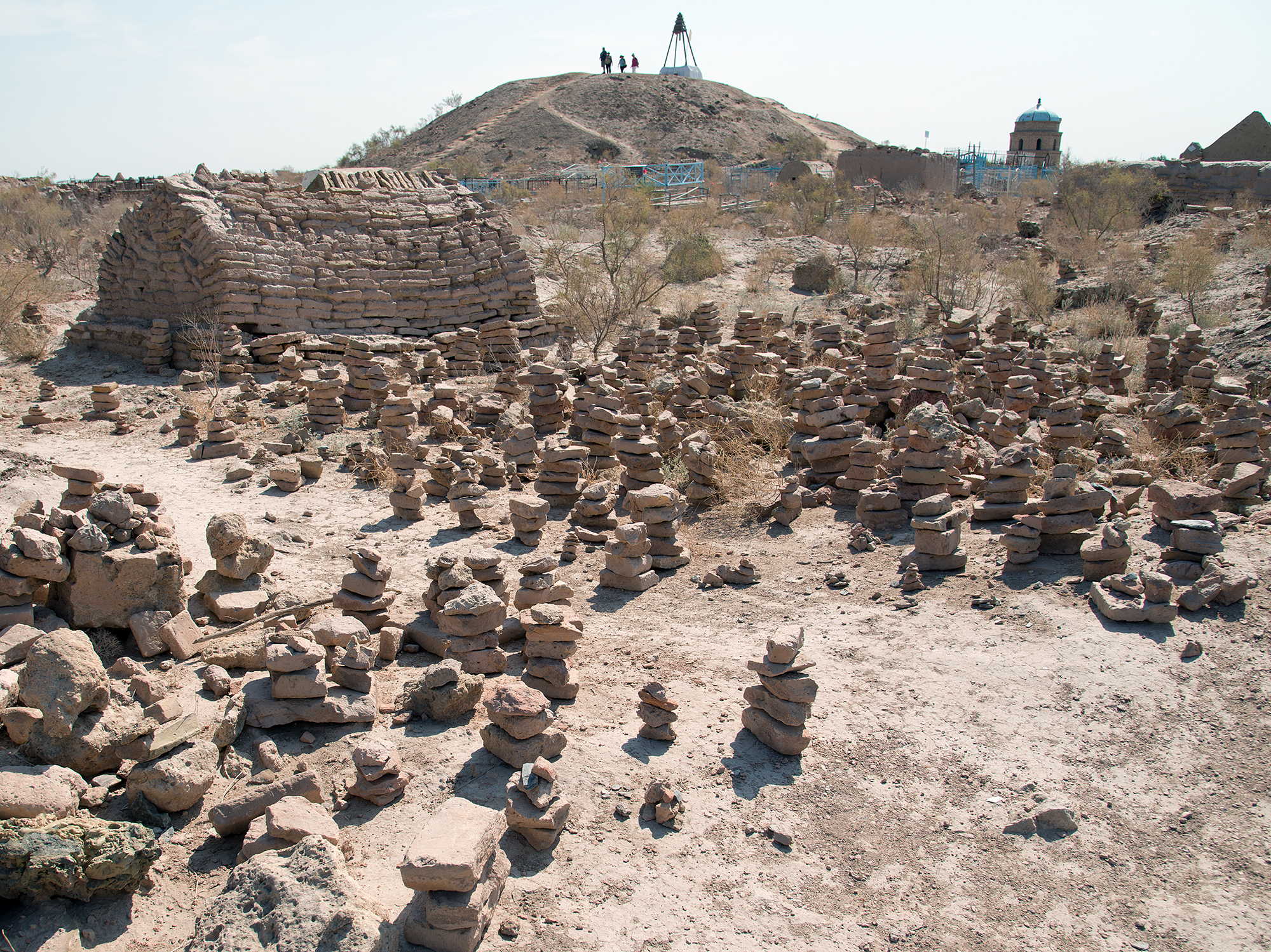 Ancienne tombe en briques et empilements de briques modernes, nécropole de Mizdahkan, république du Karakalpakstan.