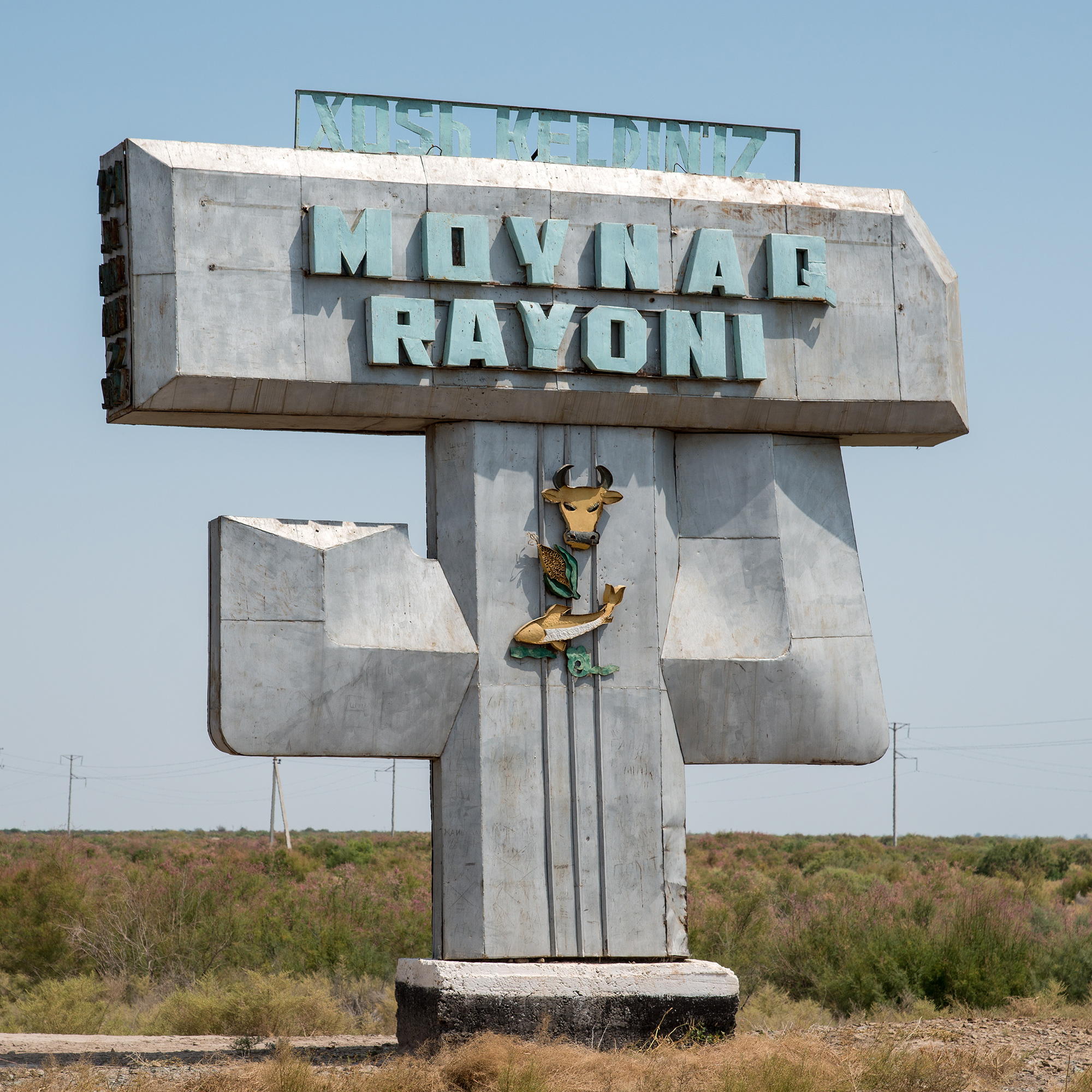 Ancien panneau datant de la période soviétique indiquant la frontière de la commune de Moynaq, république du Karakalpakstan.